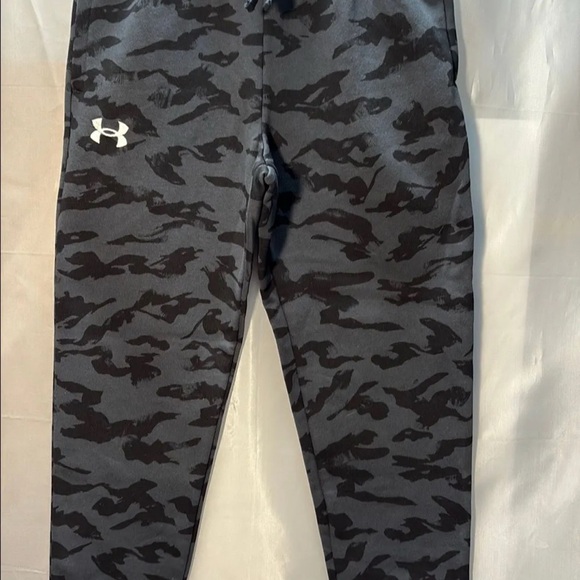 Under Armour Kids' Black Camo Joggers
Boys 8-20 Under Armour Printed - Picture 6 of 6